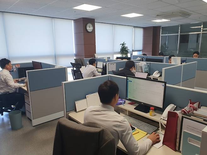 영업팀 직원들이 업무에 매진하고 있다. 윤현주 기자