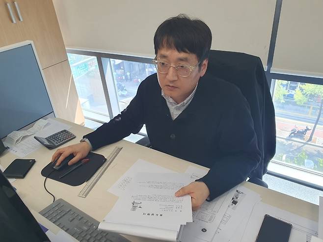 김형민 부장이 마취기 견적서를 확인하고 있다. 윤현주 기자