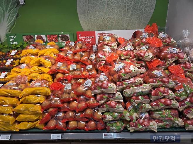 지난 1일 서울 성동구에 위치한 한 대형마트 과일매대에 사과가 진열돼있다./사진=박수림 기자