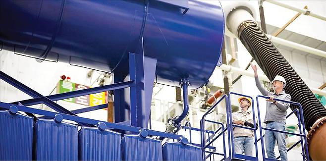 경남 창원 효성중공업 공장에서 직원들이 초고압 변압기를 검사하고 있다.  효성중공업 제공