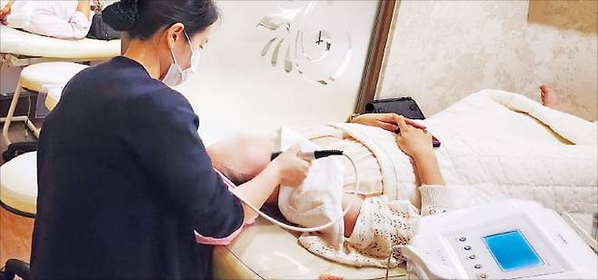 대구의 한 의료기관에서 외국인 환자가 시술받고 있다.  독자 제공