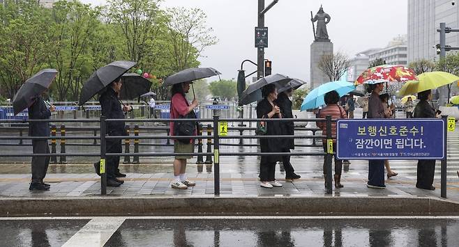 서울 종로구 세종대로사거리에서 우산을 쓴 시민들이 출근길 발걸음 재촉하고 있다.  사진=임형택 한국경제신문 기자