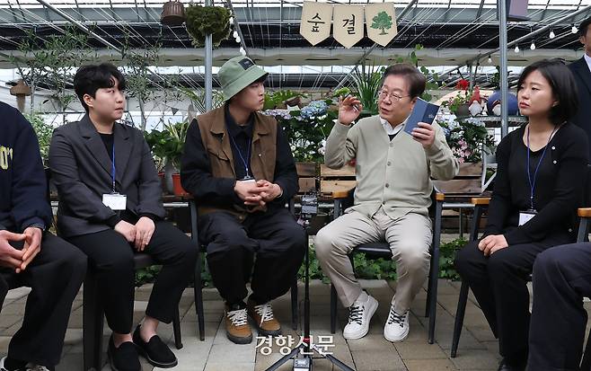 이재명 더불어민주당 대선 후보가 6일 충북 보은군 화훼농원 숲결에서 청년 농업인들과 간담회를 하고 있다. 성동훈 기자