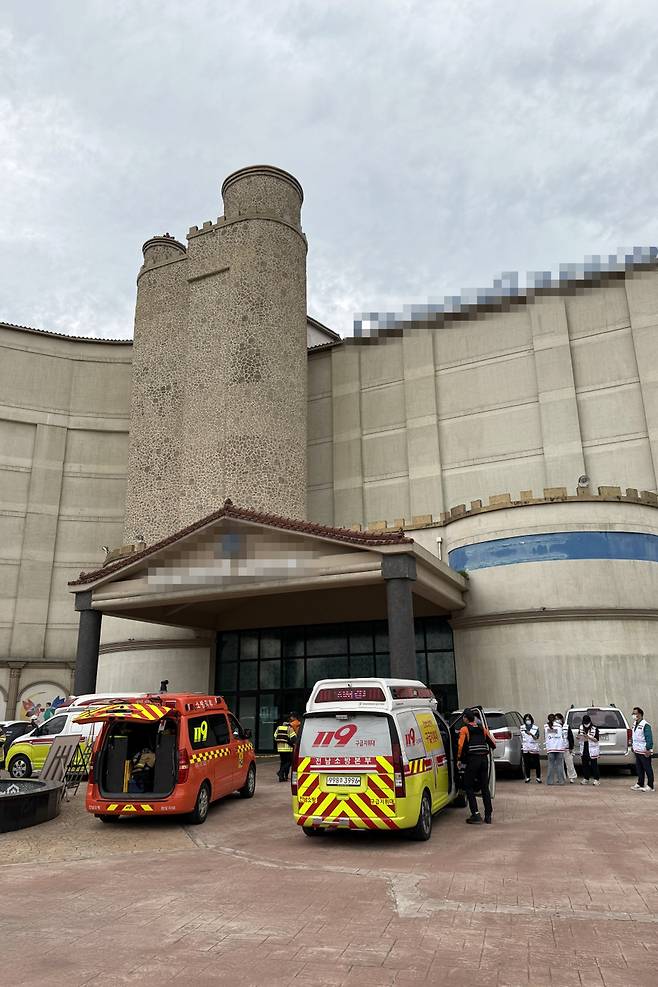 지난 5일 오전 전남 완도군 완도읍 한 리조트에서 숙박객 14명이 두통과 어지럼증 등 가스중독 증상을 보여 119구급대가 환자 이송을 준비하고 있다. 연합뉴스