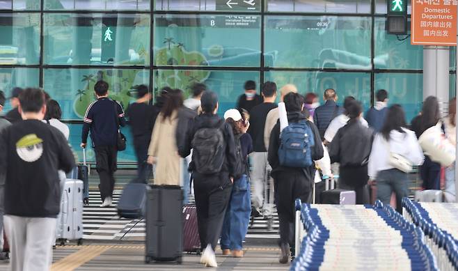 연휴 마지막 날인 6일 제주를 떠나는 관광객들이 제주국제공항 출발장으로 이동하고 있다. 연합뉴스