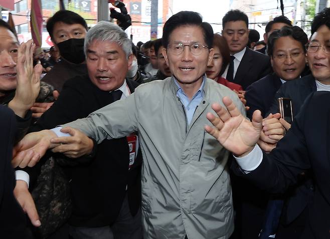 김문수 국민의힘 대선 후보가 6일 경북 포항시 죽도시장을 방문, 지지자들과 인사하고 있다. 연합뉴스