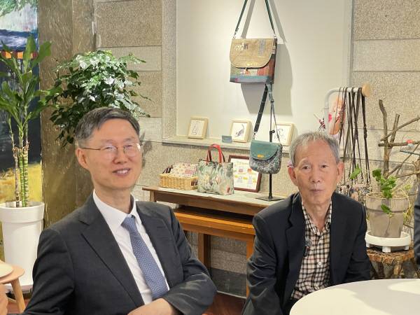 문형배 전 헌법재판소장 권한대행과 김장하 선생이 지난 2일 경남 진주 극단 현장 1층 캘러리에서 만나 이야기를 나누고 있다. 독자 제공