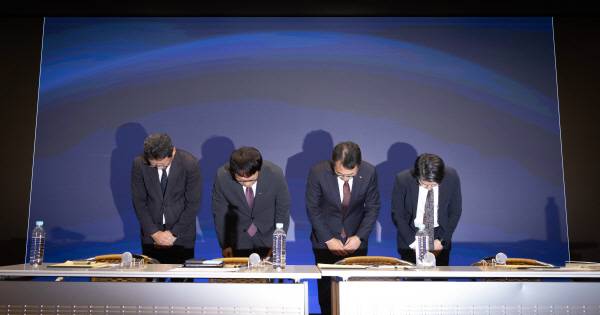 SK텔레콤 유영상 대표이사(왼쪽에서 세 번째)를 비롯한 관련 임원들이 지난 2일 열린 브리핑에서 고객에게 사과했다. SK텔레콤 제공