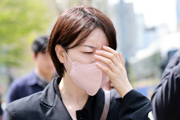 음주운전과 불법 숙박업 혐의로 기소된 문재인 전 대통령의 딸 문다혜 씨가 지난달 17일 서울서부지방법원에서 열린 1심 선고 공판을 마친 뒤 차량으로 이동하고 있다. 연합뉴스