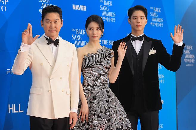 (From left) Comedian Shin Dong-yeop and actors Bae Suzy and Park Bo-gum, hosts of the 61st Baeksang Arts Awards, pose for a photo on the red carpet at the ceremony held Monday at Coex in Seoul. (Yonhap)