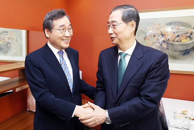 Presidential candidate Han Duck-soo shakes hands with former Prime Minister Lee Nak-yon in Jung District, central Seoul, on May 6. [JOINT PRESS CORPS]