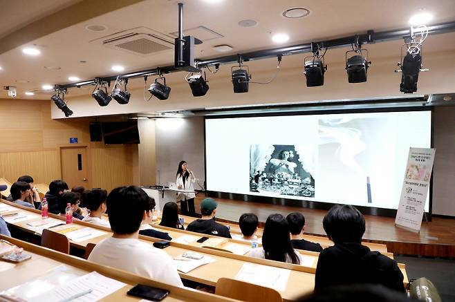 ‘옴샨티’ 송민정 대표가 ‘퍼스널 브랜딩 조향사’란 내용으로 학생들에게 특강을 하고 있다. 영남이공대 제공