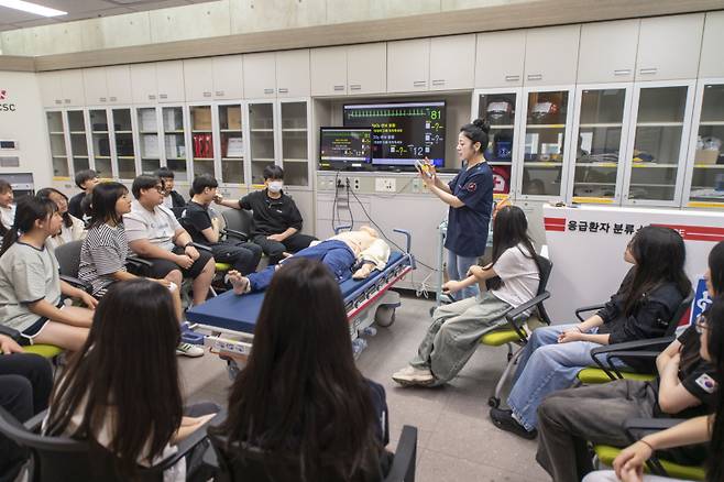 인평중학교 학생들이 대구보건대 응급구조학과 실습실에서 진로 체험 프로그램에 참여하고 있다. 대구보건대 제공