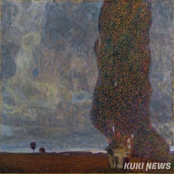 구스타프 클림트, 큰 포플러 나무 II (다가오는 폭풍), 1902~3, 100.8x100.8cm, 레오폴드 미술관(훨씬 밝고 컬러플한데, 조명 때문에 몹시 어둡게 나왔다)&nbsp;