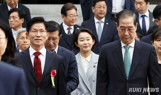 김문수 국민의힘 대선후보와 한덕수 무소속 예비후보가 5일 서울 종로구 조계사에서 열린 ‘부처님오신날’ 봉축식을 마치고 함께 걸어내려오고 있다. 곽경근 대기자