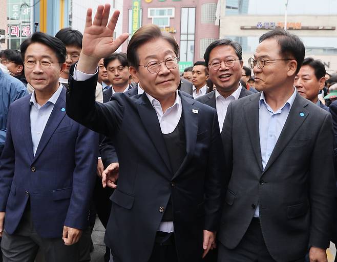 이재명 더불어민주당 대선 후보가 5일 경기도 양평군 양평물맑은시장에서 열린 '골목골목 경청투어'에서 시민들에게 인사하고 있다. 연합뉴스