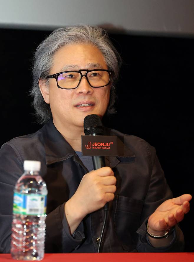 제26회 전주국제영화제 넷째 날인 지난 3일 'J스페셜클래스'에 참석한 박찬욱 감독이 관객들의 질문에 답하고 있다. 연합뉴스