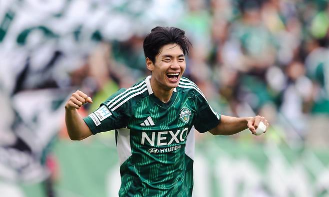 프로축구 전북 현대의 전진우가 6일 전북 전주월드컵경기장에서 열린 2025 K리그1 12라운드 경기에서 선제골을 넣은 후 기뻐하고 있다. 한국프로축구연맹 제공