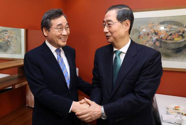 6일 서울 중구 컨퍼런스하우스달개비에서 무소속 한덕수 대선 예비후보와 이낙연 전 국무총리가 오찬 회동을 하기 전 악수하고 있다. 연합뉴스