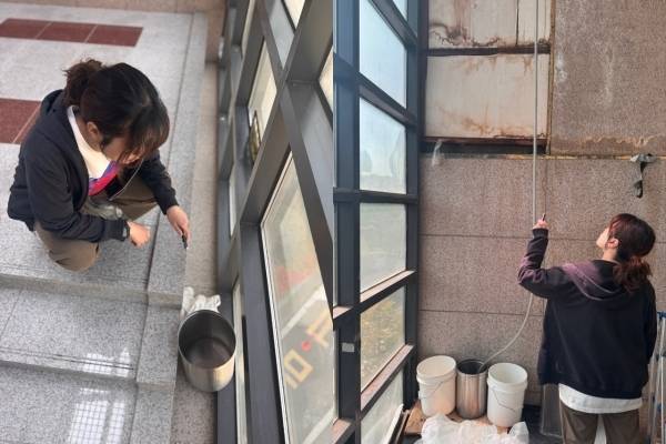 과천문화재단 직원이 대극장 2층 로비 창문에서 양동이로 빗물을 받아 내고 있다.(왼쪽) 과천문화재단 직원이 소극장 개석 내부에 튜브를 이용해 빗물을 받아 내고 있다.(오른쪽) 과천문화재단 제공