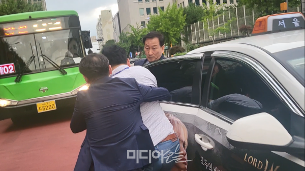 ▲ 2024년 7월23일 기자들을 피해 전력질주 후 택시를 잡아 타는 류희림 위원장. 사진=박재령 기자