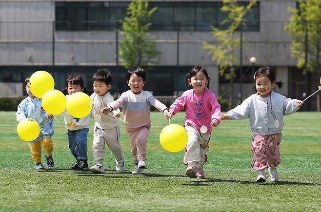 경기도 수원시 장안구 수원실내체육관에서 열린 ‘수원시 어린이 한마당’에서 어린이들이 환하게 웃으며 달리고 있다. [사진 출처 = 연합뉴스]