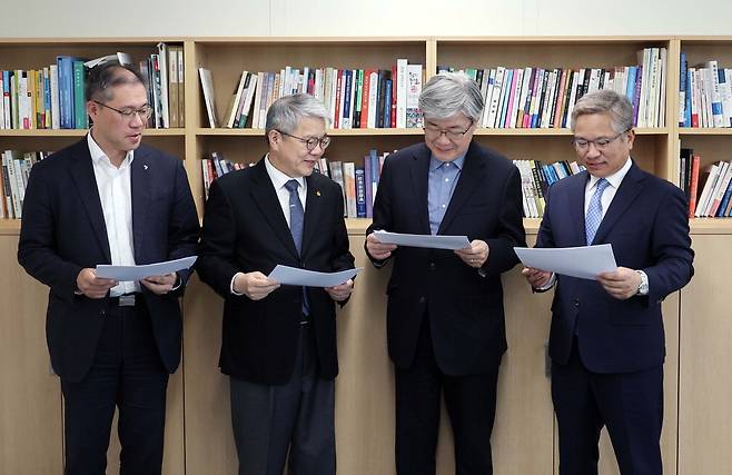 지난달 21일 서울 매경미디어센터에서 개최된 '제11회 대한민국 퇴직연금대상' 심사위원회에서 심사위원들이 토론하고 있다. 왼쪽부터 이환태 금융투자협회 산업시장본부장, 김용하 순천향대 교수, 이재갑 전 고용노동부 장관(심사위원장), 신동승 한국펀드평가 대표 한주형 기자