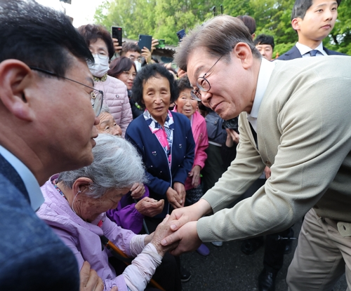 이재명 더불어민주당 대선 후보가 ‘골목골목 경청투어:국토종주편’에 나선 6일 전북 장수군 오옥마을을 찾아 주민 어르신들과 인사하고 있다. [사진 출처 = 연합뉴스]
