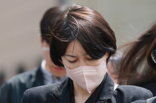 음주운전과 불법 숙박업 혐의로 기소된 문재인 전 대통령의 딸 다혜 씨가 지난달 17일 서울 마포구 서울서부지방법원에서 열린 1심 선고 공판을 마친 뒤 차량으로 이동하고 있다. 문씨는 이날 벌금 1500만원을 선고받았다. [사진 출처 = 연합뉴스]