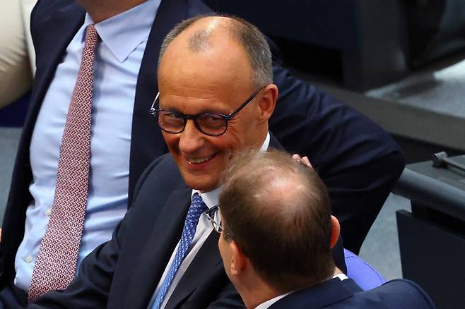 프리드리히 메르츠 독일 기독민주당(CDU) 대표가 6일(현지시간) 베를린 독일 연방하원에서 열린 2차 신임 투표에서 총리로 선출된 후 활짝 웃고 있다. 로이터연합뉴스