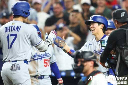 김혜성이 홈런을 때리고 들어온 오타니 쇼헤이를 반기고 있다. 사진(美 마이애미)=ⓒAFPBBNews = News1