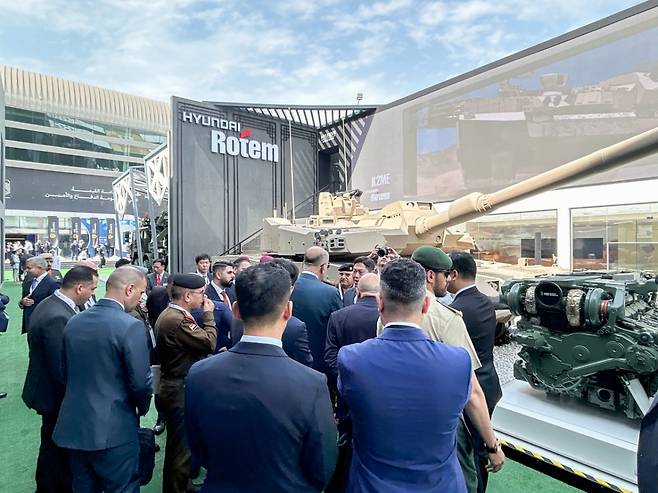 지난 2월 아랍에미리트 아부다비에서 열린 IDEX 2025에서 관람객들이 현대로템 전시관을 둘러보고 있다./사진제공=현대로템