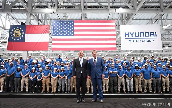 (서울=뉴스1) = 정의선 현대차그룹 회장과 브라이언 켐프(Brian P. Kemp) 조지아 주지사가 26일(현지시간) 미국 조지아주 엘라벨에 위치한 ‘현대자동차그룹 메타플랜트 아메리카(Hyundai Motor Group Metaplant America, HMGMA)’ 준공식에 참석해 기념촬영을 하고 있다. (현대차그룹 제공, 판매 및 DB 금지) 2025.3.27/뉴스1 Copyright (C) 뉴스1. All rights reserved. 무단 전재 및 재배포, AI학습 이용 금지. /사진=(서울=뉴스1)