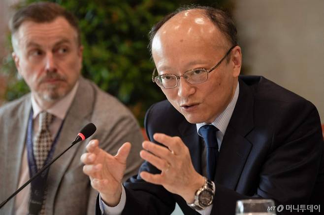 (마닐라 AFP=뉴스1) 우동명 기자 = 마사토 칸다 아시아 개발은행(ADB) 총재가 15일(현지시간) 필리핀 마닐라 본사에서 기자회견을 하고 있다. 2025.04.16