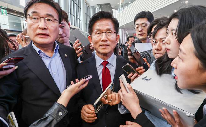 김문수 국민의힘 대선후보가 진행 중인 유세 일정을 중단했다. 사진은 이날 경북 경주시 유세현장에 나섰던 김 후보 모습. /사진=뉴스1