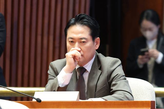 장동혁 국민의힘 의원이 5일 서울 여의도 국회에서 열린 의원총회에 참석해 생각에 잠겨 있다. 뉴시스