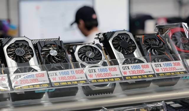 미국 도널드 트럼프 행정부와 의회가 중국에 대한 미국 인공지능(AI) 칩 수출 통제 등을 확대하고 있는 가운데, 지난달 17일 서울 용산구의 한 컴퓨터 상가에 전시된 그래픽카드 모습. 연합뉴스