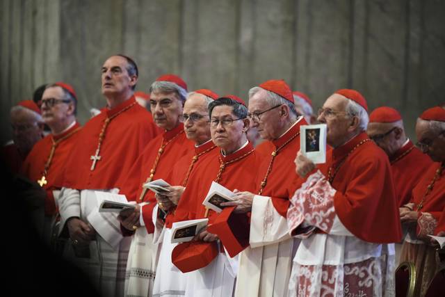 새로운 교황을 선출하는 콘클라베에 참여하는 추기경들 AP 연합뉴스