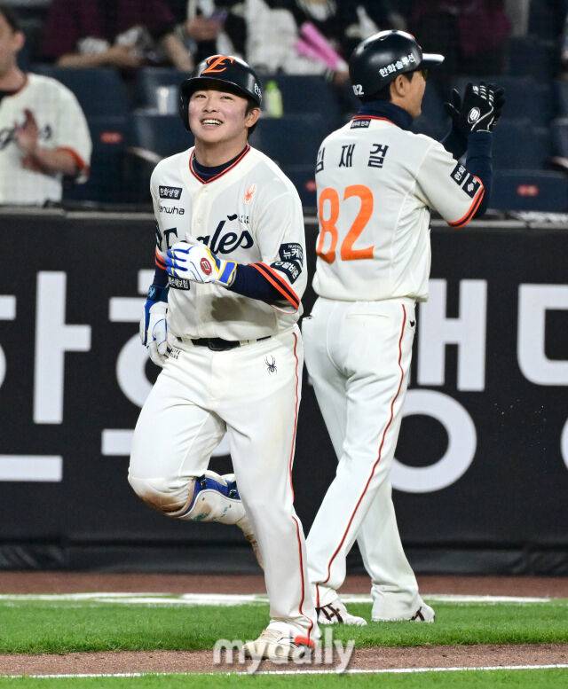 2025년 4월 11일 오후 대전 한화생명 볼파크에서 진행된 '2025 신한 SOL뱅크 KBO 리그' 키움 히어로즈와 한화 이글스의 경기.한화 문현빈이 7회말 플로리얼에 이어 백투백 홈런을 친 뒤 기뻐하고 있다./마이데일리