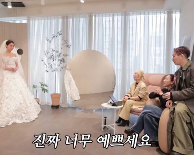 이민정이 웨딩 드레스를 입고 수줍은 모습으로 나타났다. / 유튜브 '이민정 MJ' 캡처