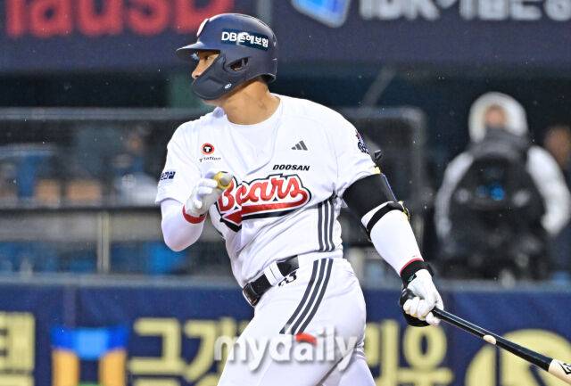 2일 서울 잠실야구장에서 열린 '2025 신한 SOL BANK KBO리그' 키움 히어로즈와 두산 베어스 경기. 두산 강승호가 1회말 1사 1루에 안타를 친 후 바라보고 있다./마이데일리