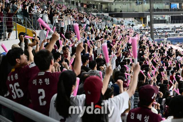 2024년 5월 17일 서울 고척스카이돔에서 '2024 신한 SOL Bank KBO리그' SSG 랜더스와 키움 히어로즈의 경기가 열렸다. 키움 팬들이 응원하고 있다./머이데일리