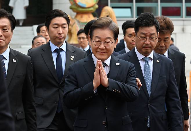 이재명 더불어민주당 대선 후보가 지난 5일 서울 종로구 조계사에서 열린 불기 2569년 부처님오신날 봉축법요식에 참석하고 있다. 박해묵 기자