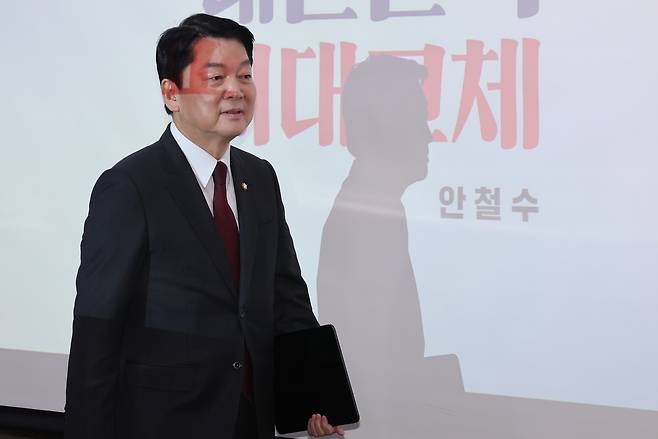 안철수 국민의힘 의원이 지난달 13일 서울 여의도 국회 의원회관에서 대선공약을 발표하기 위해 발언대로 향하고 있다. [연합]