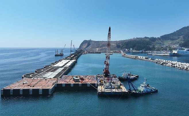 울릉공항 건설현장에  바닷물의 유입을 막는 케이슨을 설치하고 있다 [DL이엔씨 제공]