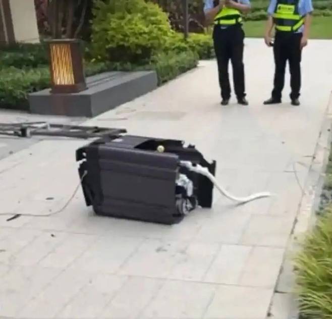 [서울=뉴시스] 바닥에 떨어진 세탁기. (사진=바이두) *재판매 및 DB 금지