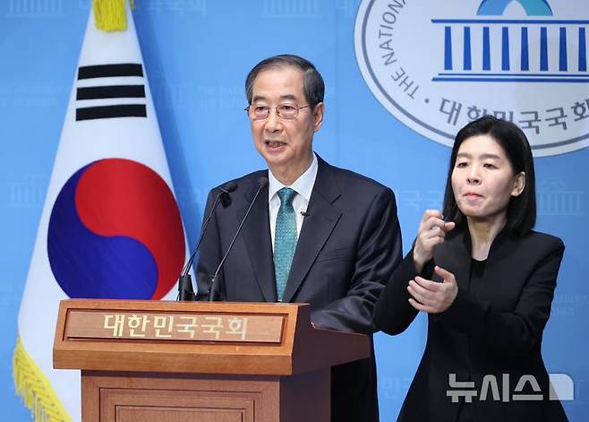 [서울=뉴시스] 고승민 기자 = 한덕수 전 국무총리가 지난 2일 서울 여의도 국회 소통관에서 대선 출마 기자회견을 하고 있다. 2025.05.06. kkssmm99@newsis.com