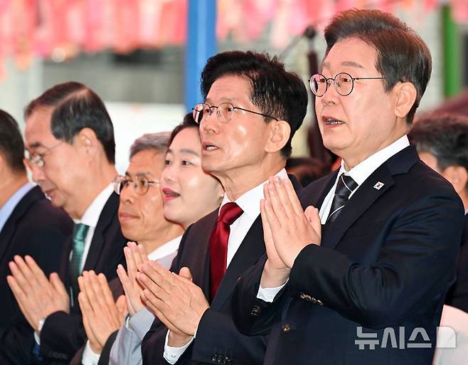 [서울=뉴시스] 최진석 기자 = 지난 5일 서울 종로구 조계사에서 열린 부처님오신날 봉축법요식 육법공양에서 대선 후보들이 헌화 후 합장 있다. 앞줄 오른쪽부터 이재명 더불어민주당 대선 후보, 김문수 국민의힘 대선 후보, 김재연 진보당 대선 후보, 권영국 정의당 대선 후보, 한덕수 무소속 대선 예비후보. (대통령실통신사진기자단) 2025.05.06. myjs@newsis.com