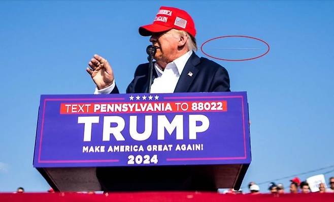 2024년 7월13일 도널드 트럼프 전 미 대통령의 펜실베이니아주 버틀러 유세장 암살 미수 사건에서 총격범이 쏜 총알의 궤적이 트럼프의 머리 뒤로 지나가는 모습을 포착한  뉴욕타임스 사진.  (사진 NYT 홈페이지 캡처) 2025.05.06.  *재판매 및 DB 금지