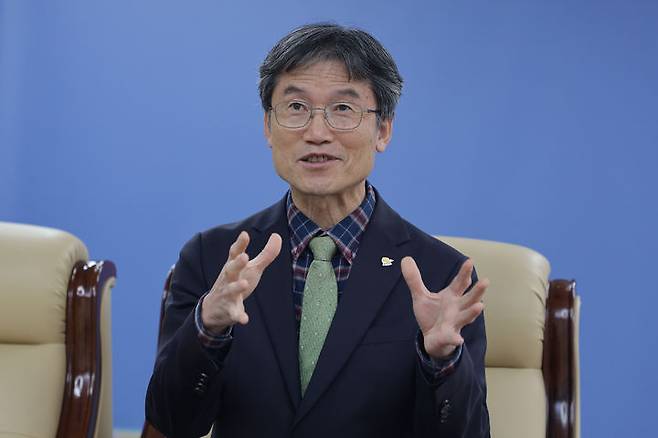 [울산=뉴시스] 구미현 기자 = 천창수 울산시교육감이 취임 2주년 인터뷰에서 올해 주요 교육 정책에 대해 설명하고 있다. (사진=울산시교육청 제공) photo@newsis.com *재판매 및 DB 금지